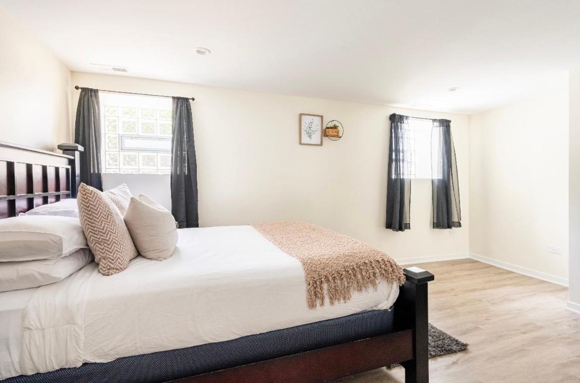 Cozy 2 Brm Apartment Mins Away From United Center Chicago Exterior photo