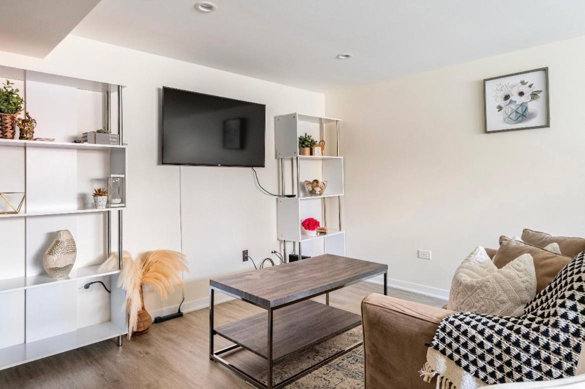 Cozy 2 Brm Apartment Mins Away From United Center Chicago Exterior photo